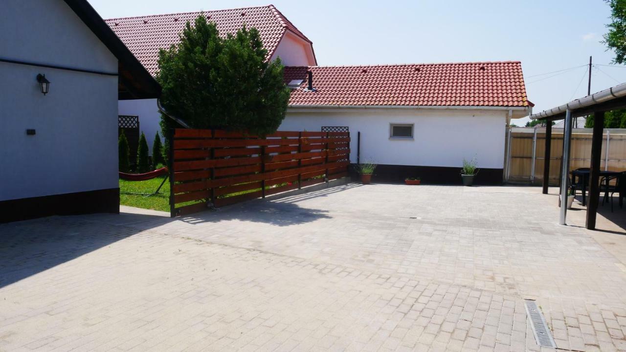Idill Apartmanhaz B&B Tiszafüred المظهر الخارجي الصورة