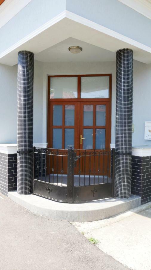 Idill Apartmanhaz B&B Tiszafüred المظهر الخارجي الصورة